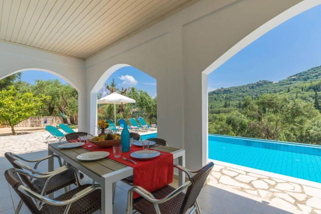 Villa Eleonas Strongyli  ภายนอก รูปภาพ